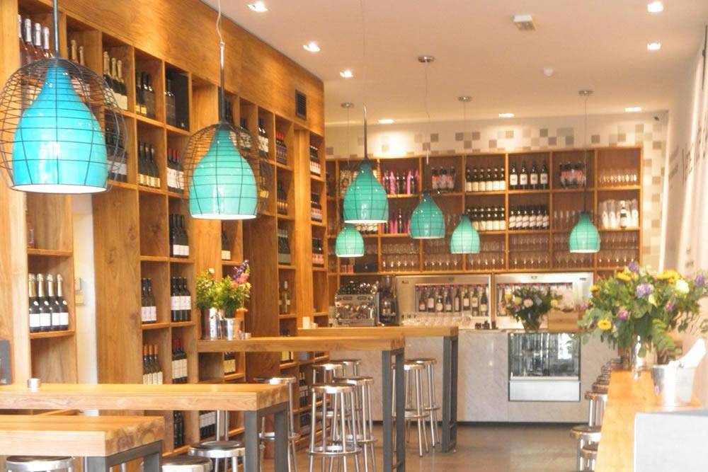 Het Wijncafé Lefebvre op de Neude in Utrecht is een gezellige plek om in de avond te borrelen 