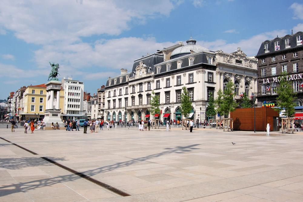 Place de Jaude in Clermont-Ferrand. Beeld: Wikimedia Fabien1309