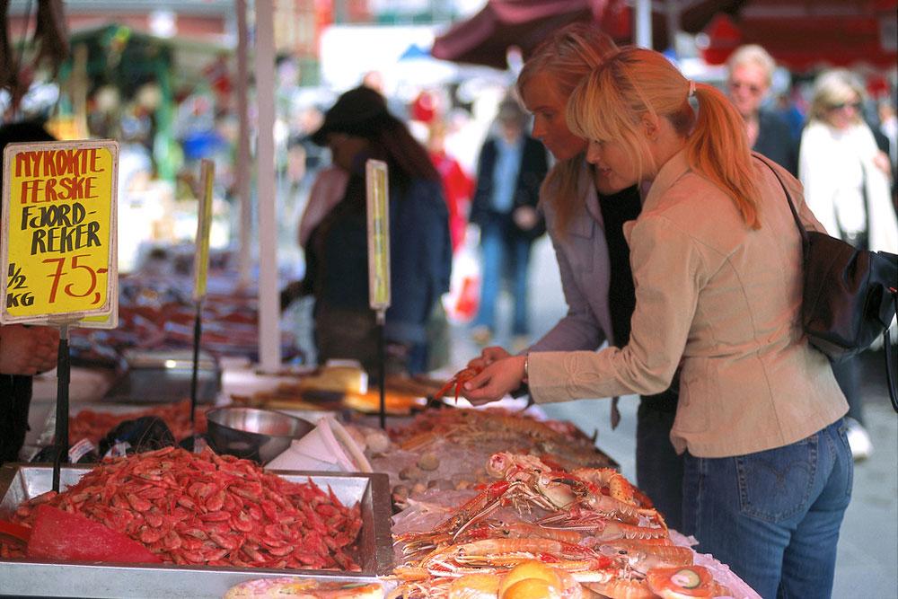 De vismarkt is een bezienswaardigheid in Bergen. Beeld: Terje Rakke (Nordic Life AS - www.fjordnorway.com)