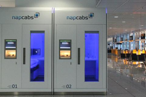 Slapen op het vliegveld in de Napcab  