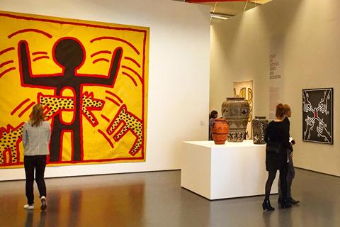 Keith Haring regeert over Rotterdam tijdens The Political Line 