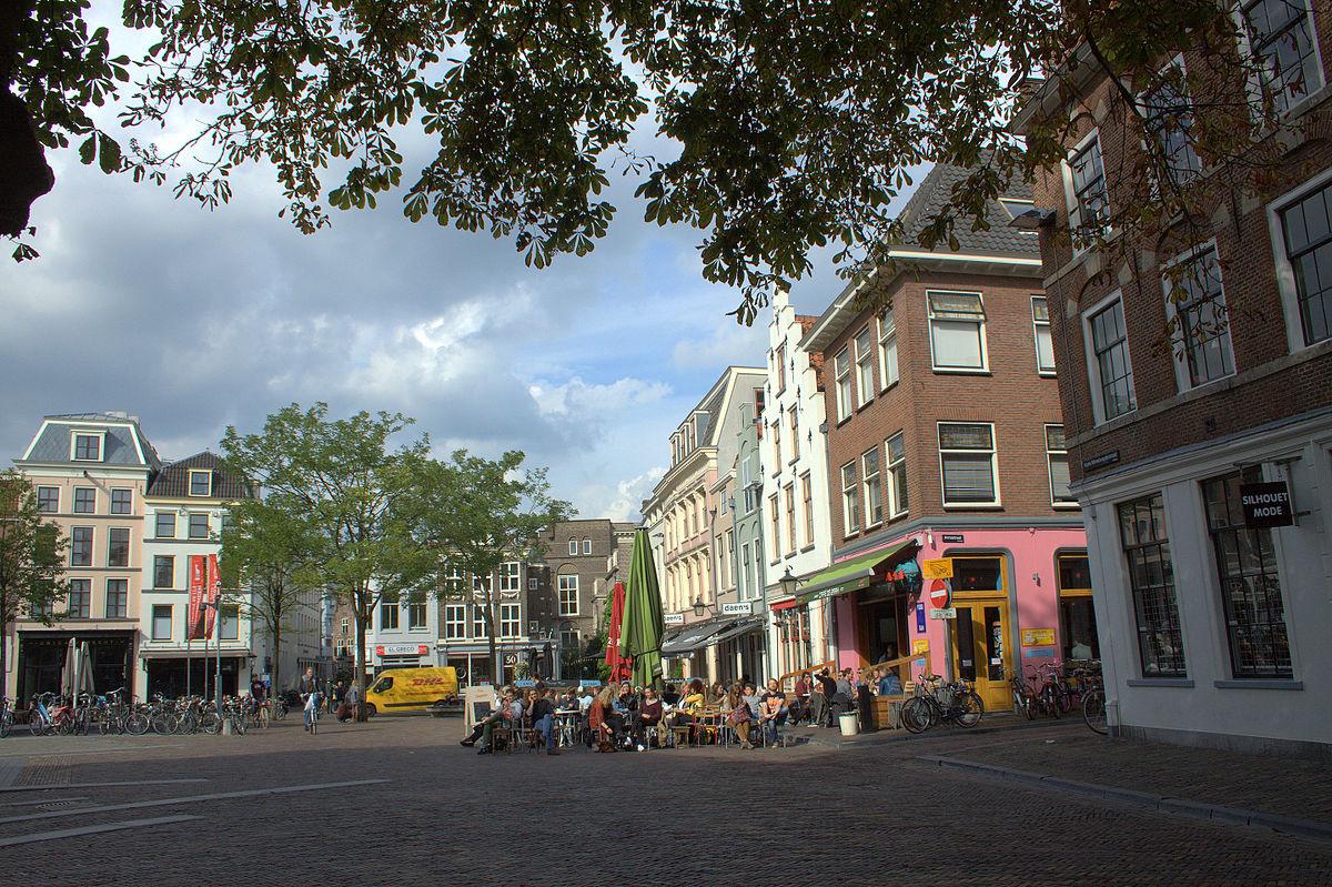 Dit is een foto van het Stadhuisplein in Utrecht waar de hippe conceptstore Daen's zich bevindt