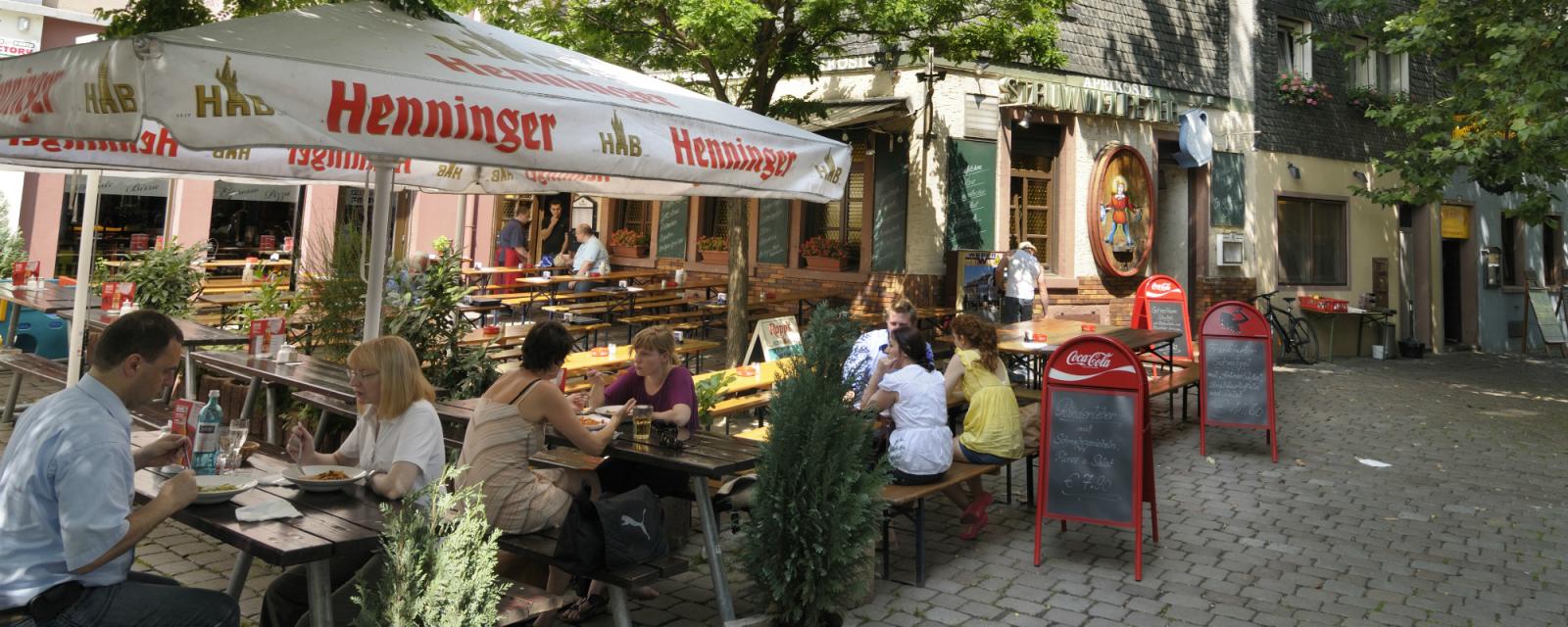 Wereldrecordpoging groene saus eten in Frankfurt am Main 