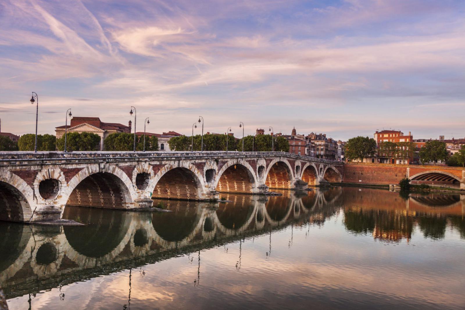 Foto van Pont Neuf in Toulouse | Credit: iStock - benkrut