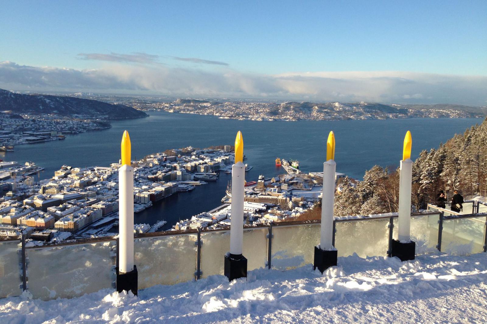 Advent inluiden op Berg Fløyen met uitzicht op Bergen in Noorwegen | Credit: Visit Bergen - Gjertrud Courtinho