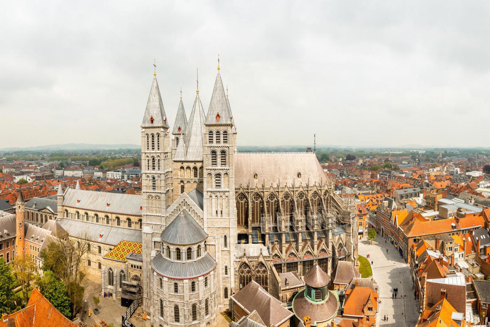 De Onze-Lieve-Vrouwekathedraal in Tournai staat bekend om de vijf torens