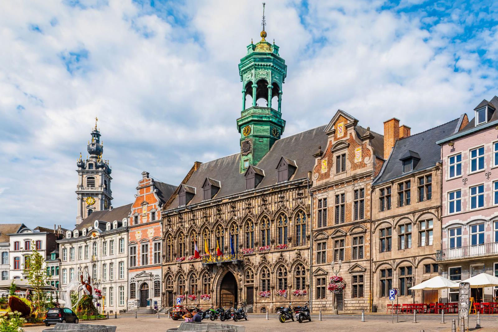 Het centrale plein van Mons met het stadhuis
