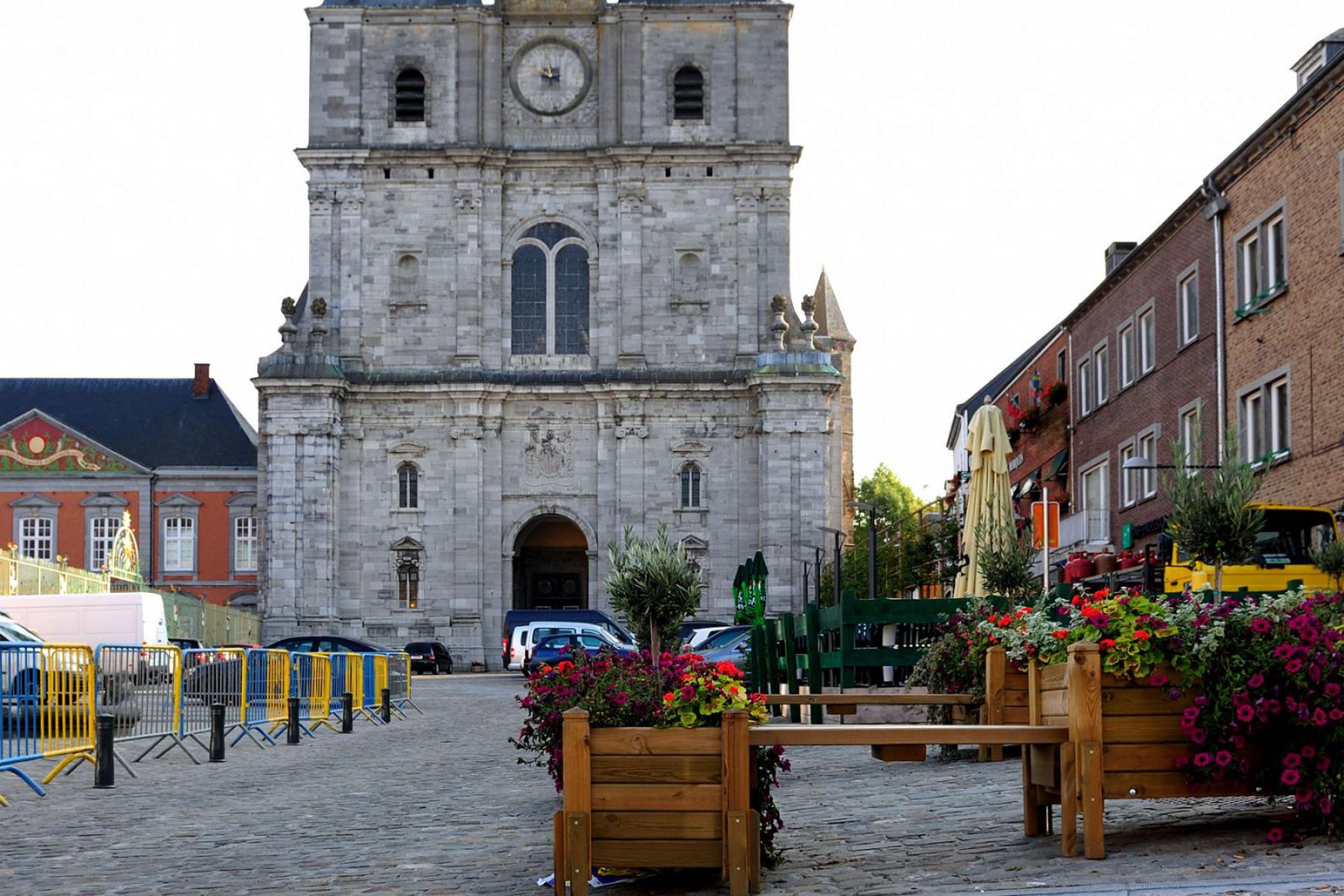 Het centrale plein van Saint-Hubert met op de achtergrond de basiliek