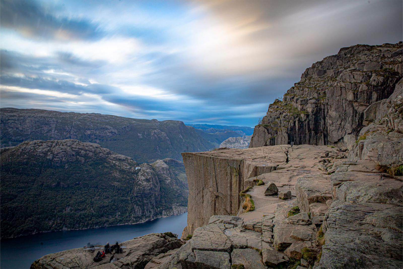 De steile Preikestolen klif in Noorwegen