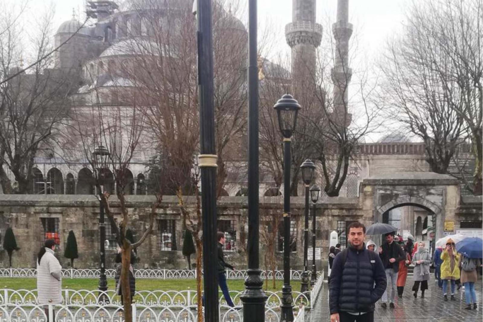 Jafaar bij de blauwe moskee in Istanbul