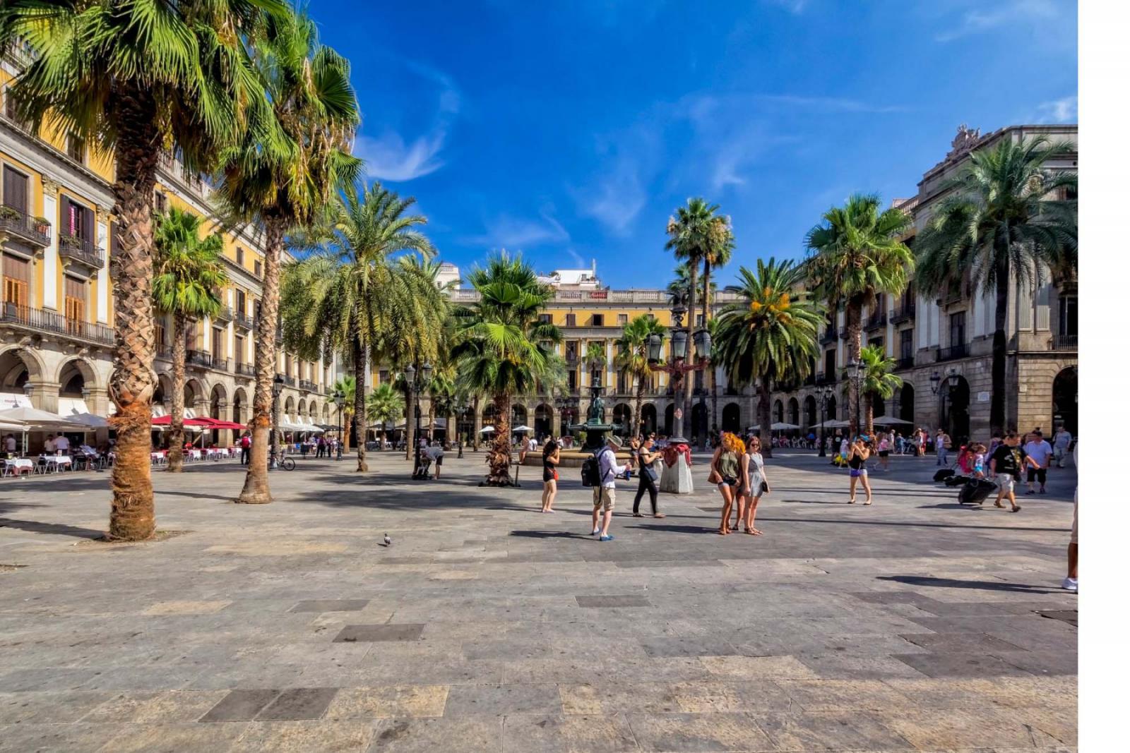 De gezellige winkelstraat van de historische wijk El Gótic in Barcelona