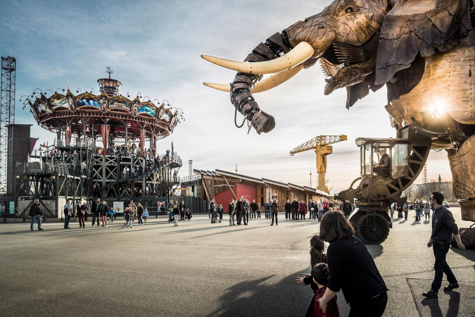 De reusachtige olifant als onderdeel van het kunstproject in Nantes