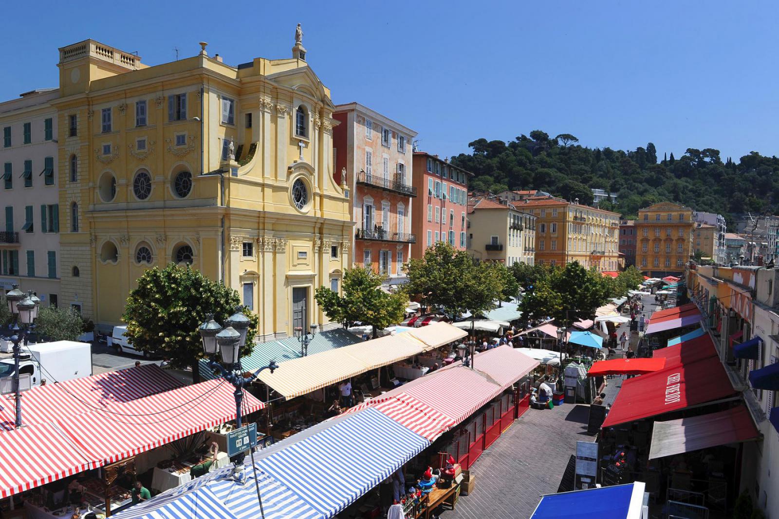 De versmarkt op de Cours Saleya in Vieux Nice
