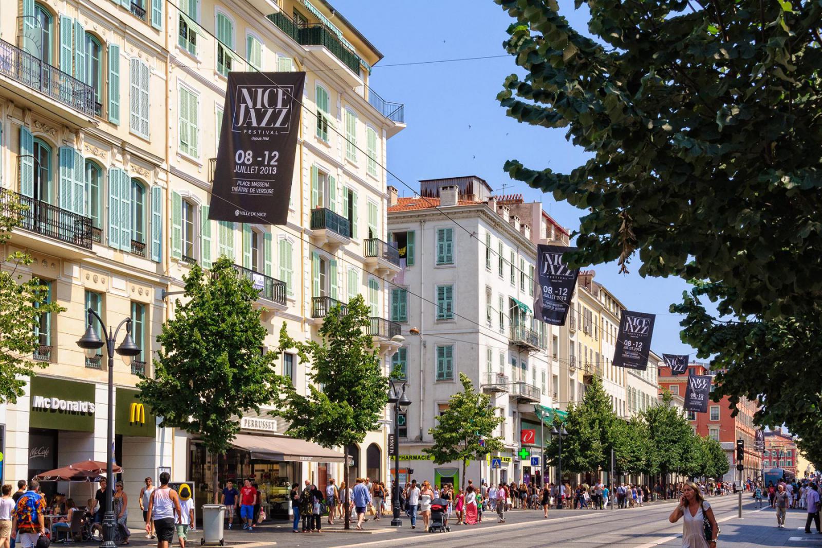 De Avenue Jean Médecin is de grootste winkelstraat van Nice
