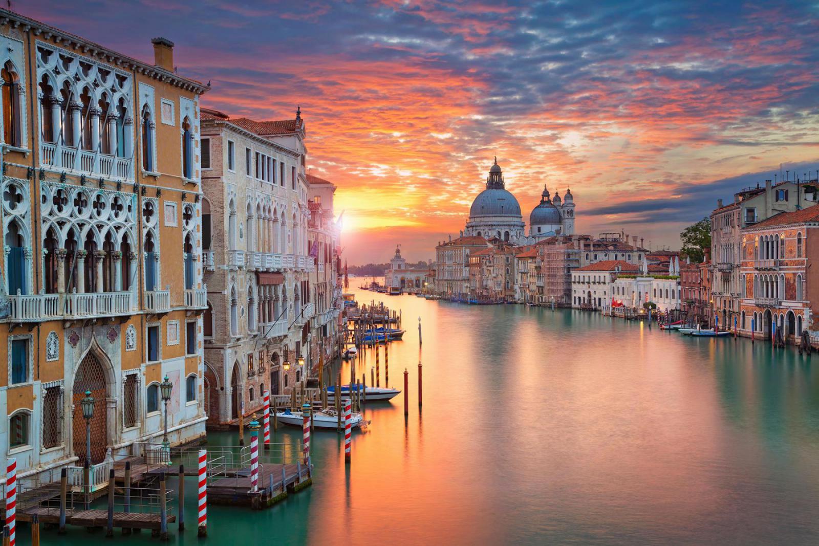 Het prachtige Canal Grande in Venetië met zonsondergang