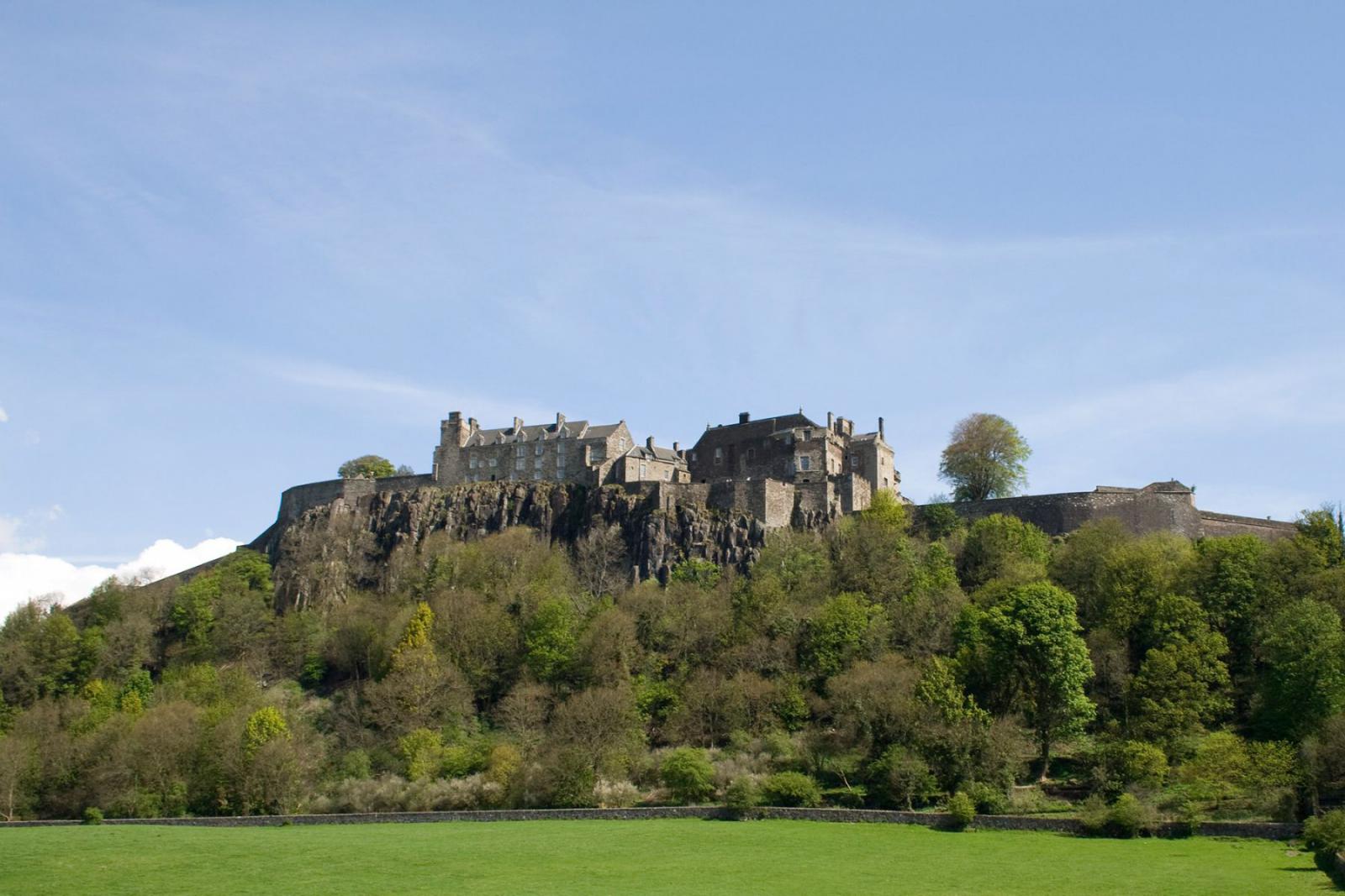 Het imposante Stirling Castle torent hoog boven de rest van de omgeving uit.