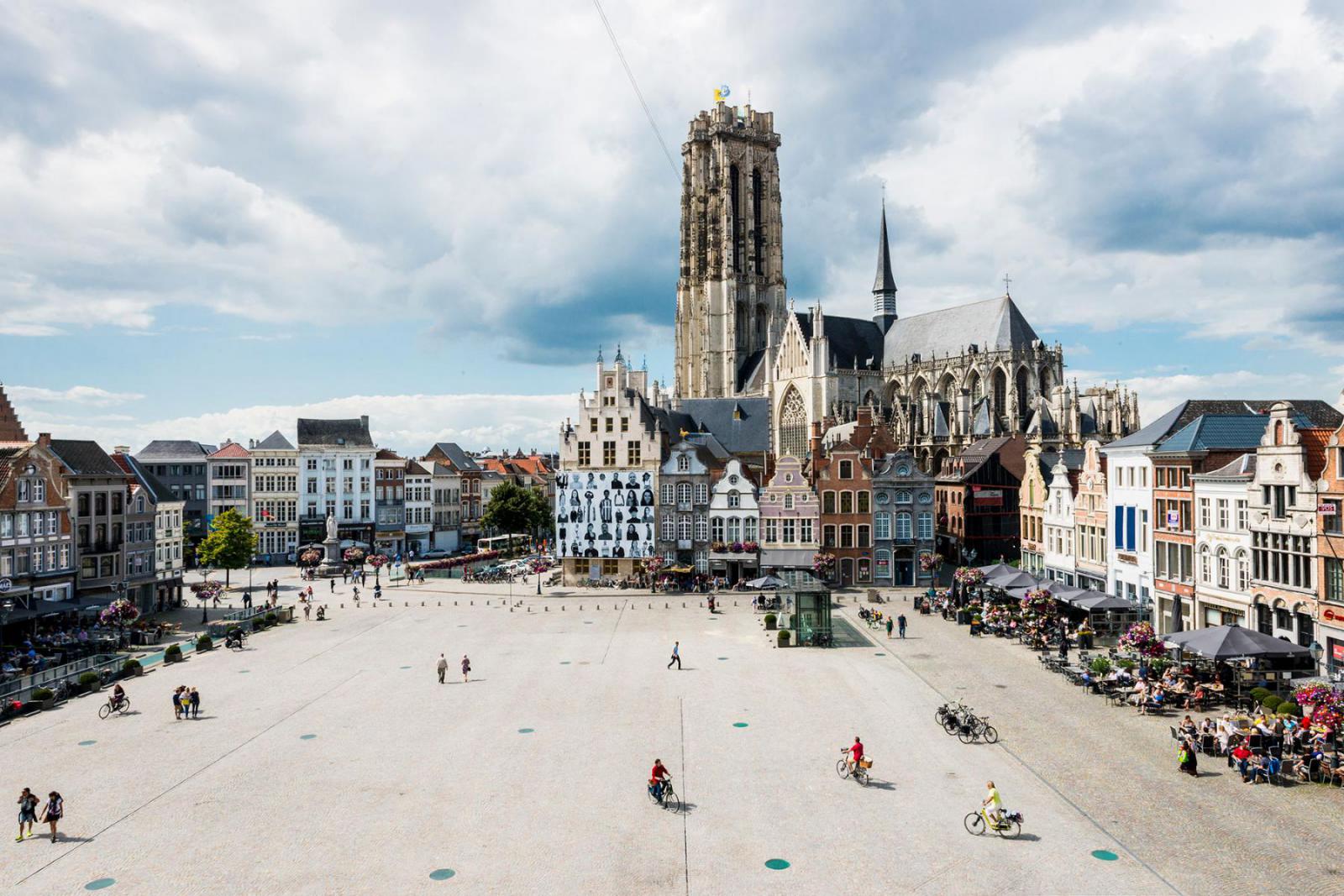 De Grote Markt van Mechelen met op de achtergrond de Sint-Romboutstoren