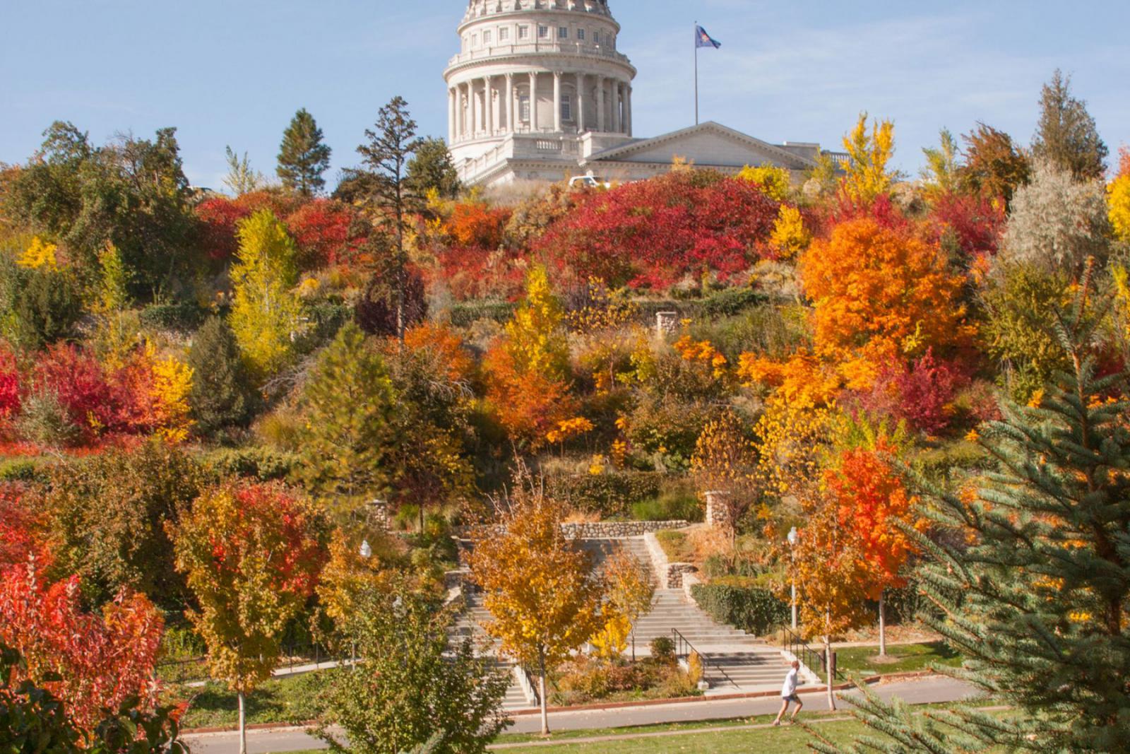 De prachtige herfstkleuren in Memory Grove Park met op de achtergrond Utah State Capitol in Salt Lake City