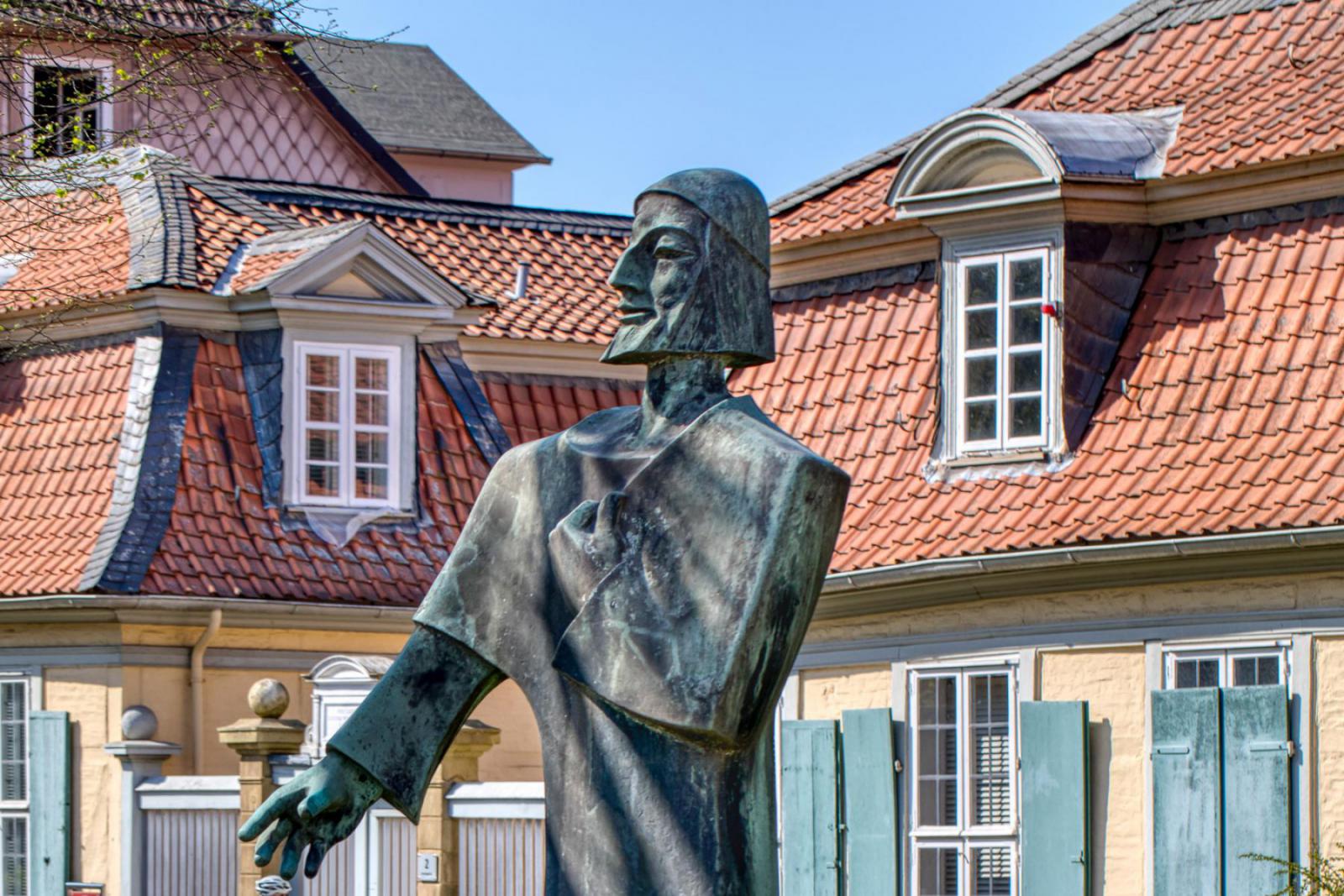 Lessing is een belangrijke Duitse schrijver en dichter die 11 jaar lang in Wolfenbüttel woonde en werkte. Dit is een standbeeld van hem. | Credit: Stadt Wolfenbüttel