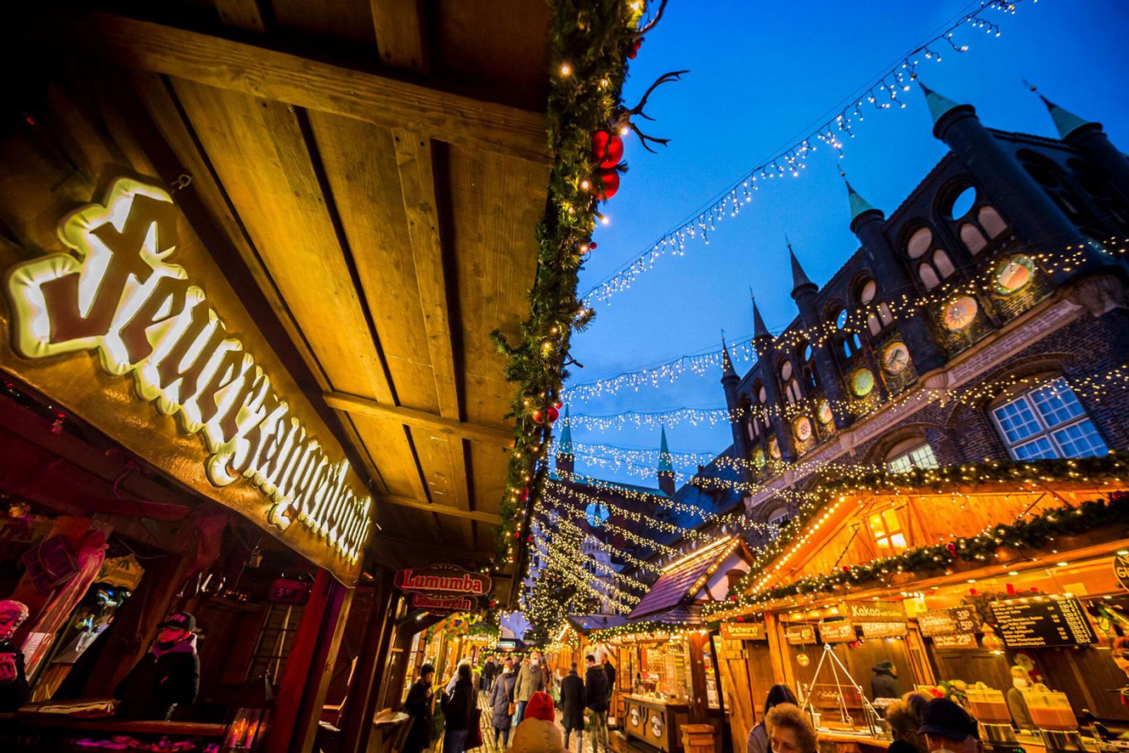 Op de kerstmarkten kun je de heerlijkste hapjes proeven | LTM / Olaf Malzahn
