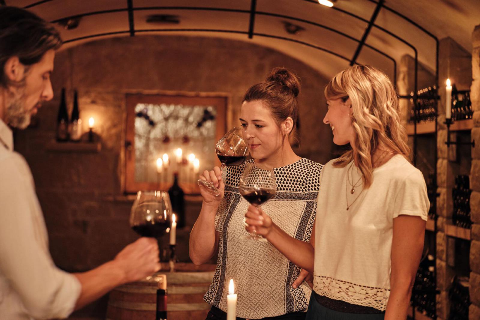 Drie toeristen die genieten van een glas wijn 
