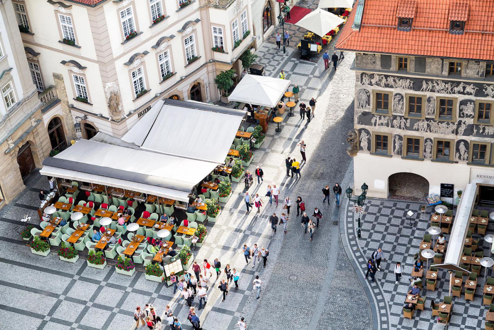 Uitgaan Praag: bij lekker weer vind je op iedere hoek van de straat de gezelligste terrassen