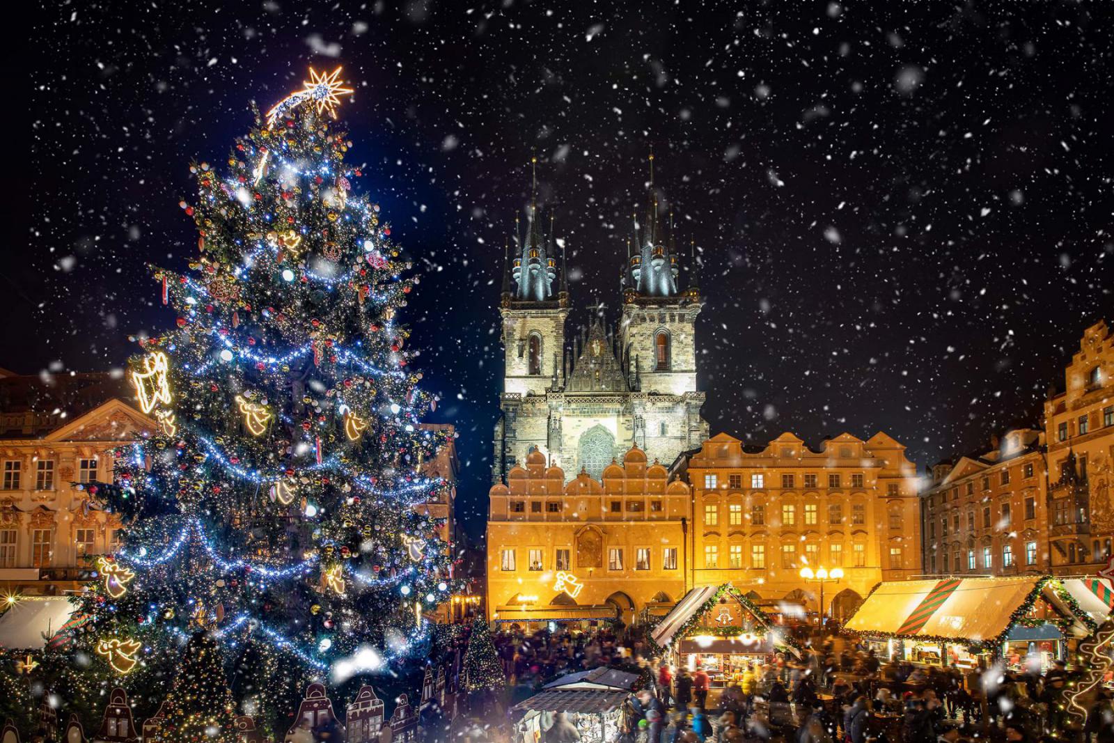 De kerstmarkt in Praag op het centrale stadsplein | Credit: iStock - SHansche