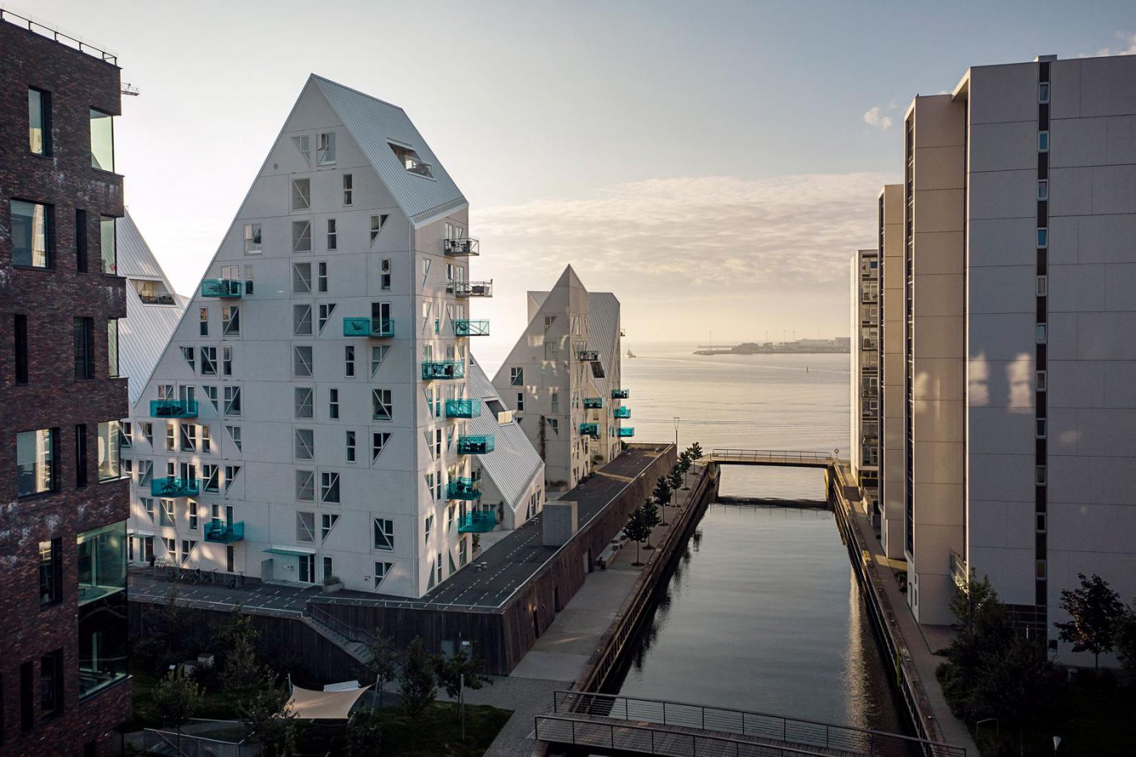 Het prijswinnende gebouw 'De IJsberg' in Aarhus Ø | Roar Paaske