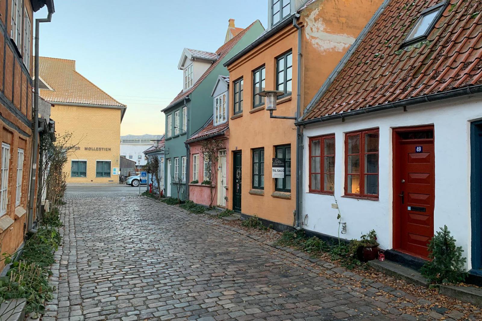 De gekleurde huisjes in Møllestien in Aarhus | CityZapper