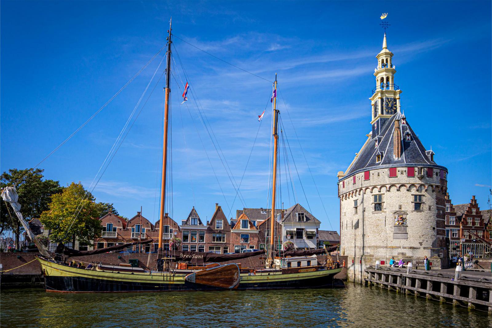 De Hoofdtoren in de haven van Hoorn