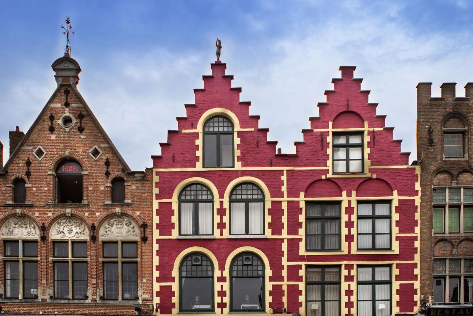 De gekleurde huisjes aan de Grote Markt van Brugge | CAHKT