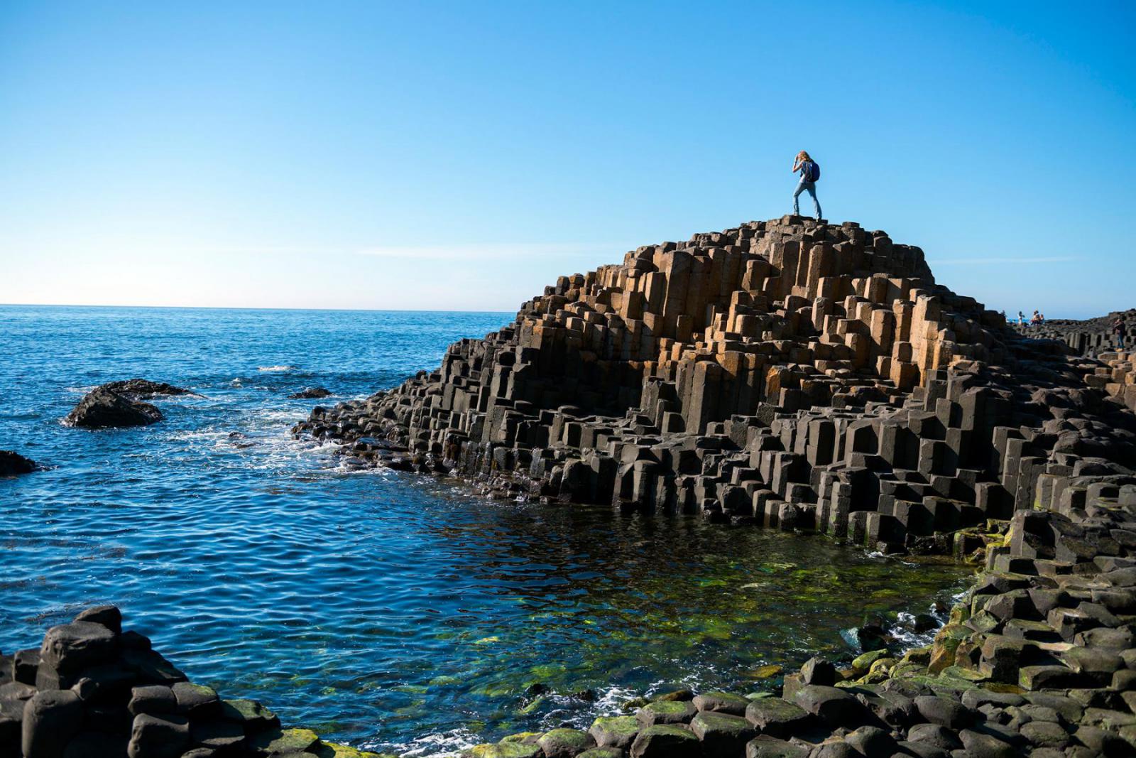 De Giant's Causeway met de basaltstenen en het helderblauwe water | Joel Carrilet