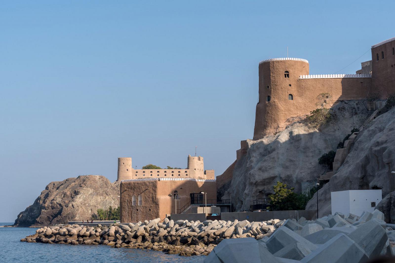 Het fort als onderdeel van de stadswallen van Muscat | iStock - sharrocks