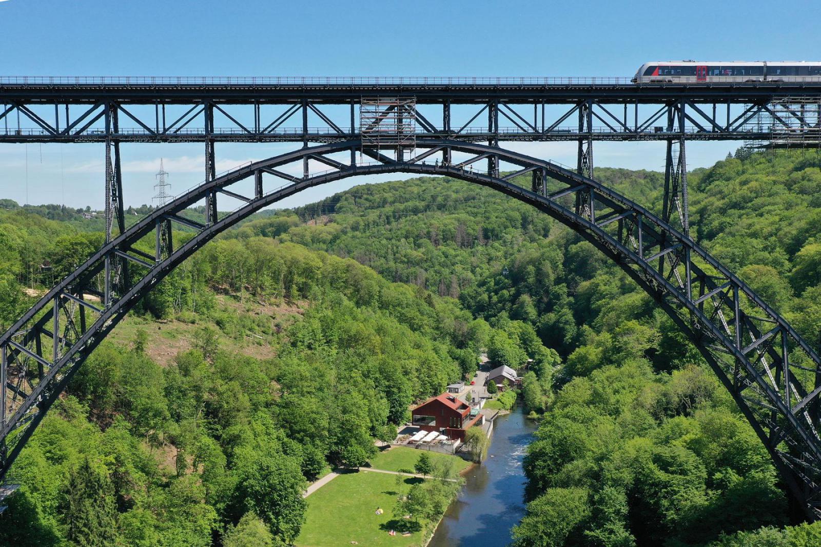 De iconische Müngstener Brücke verbindt Solingen en Remscheid | Simon Says
