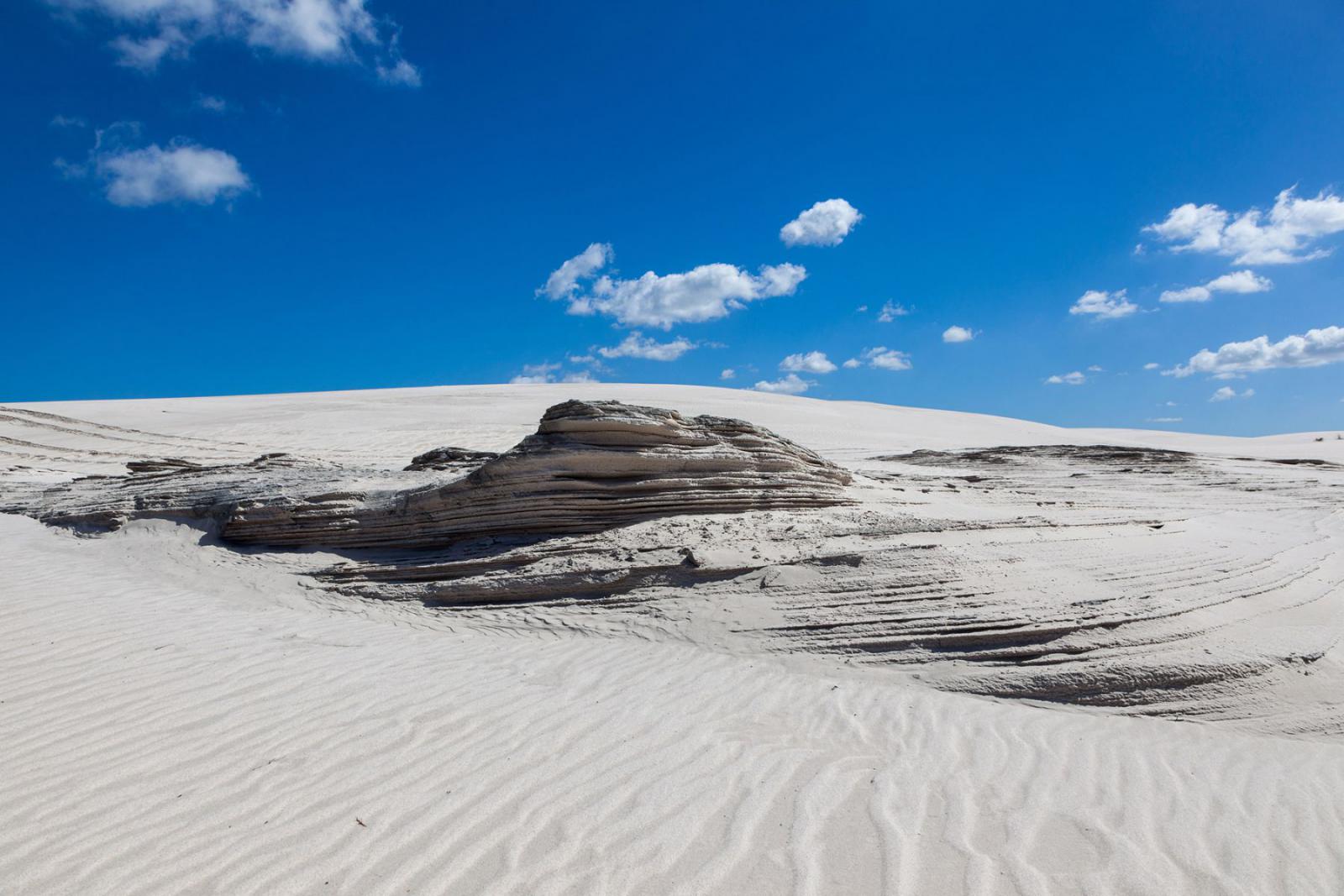 De witte duinen van Atlantis zijn populair onder sand boarders | iStock 