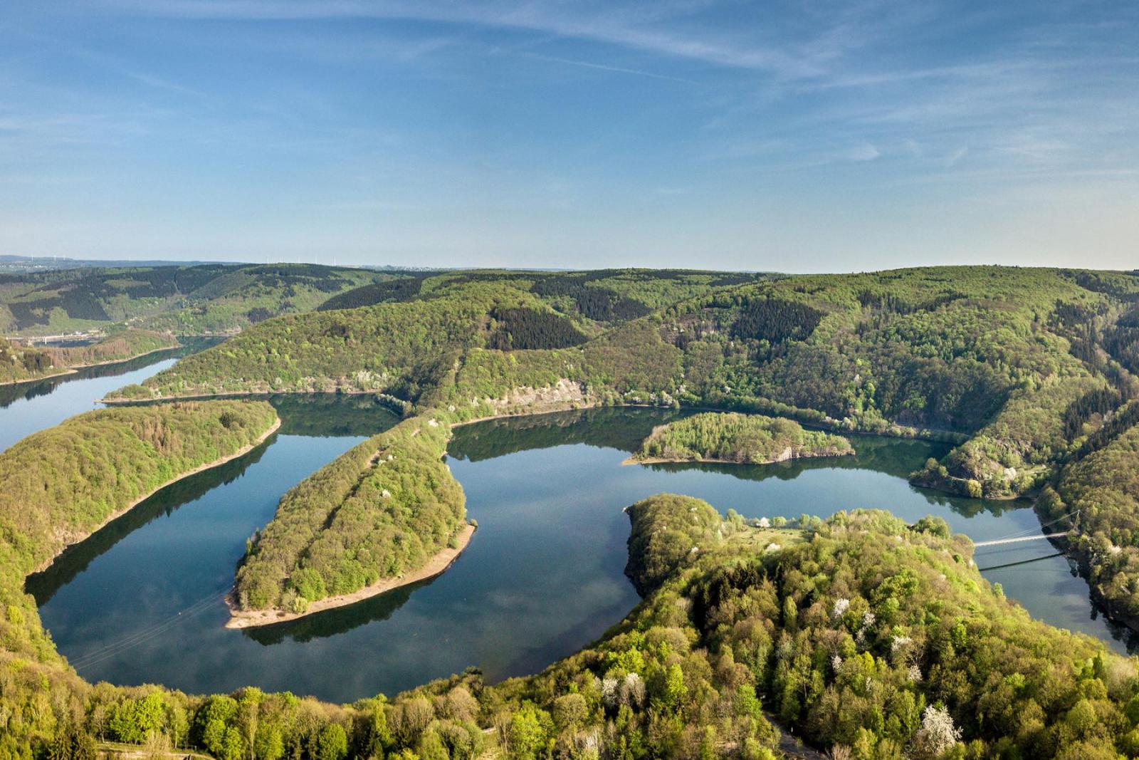 De natuur van de Eifel kenmerkt zich door groene heuvels en veel water | Nationalpark Eifel / Dominik Ketz