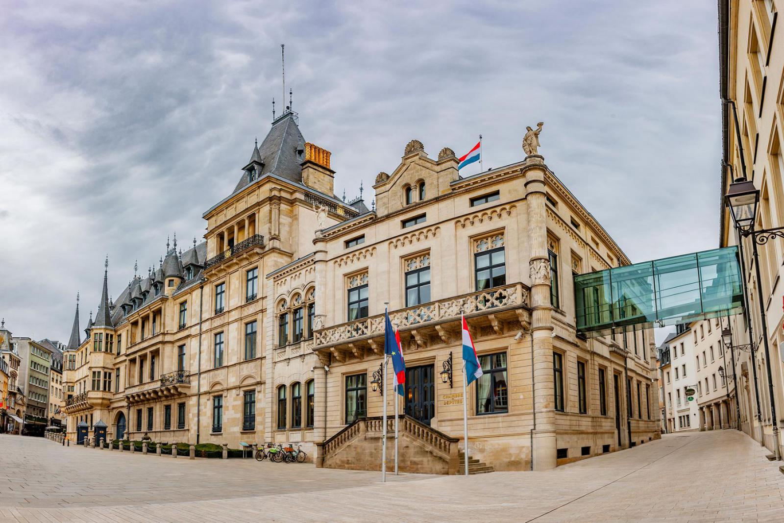 Het Groothertogelijk Paleis van Luxemburg | iStock - by-studio