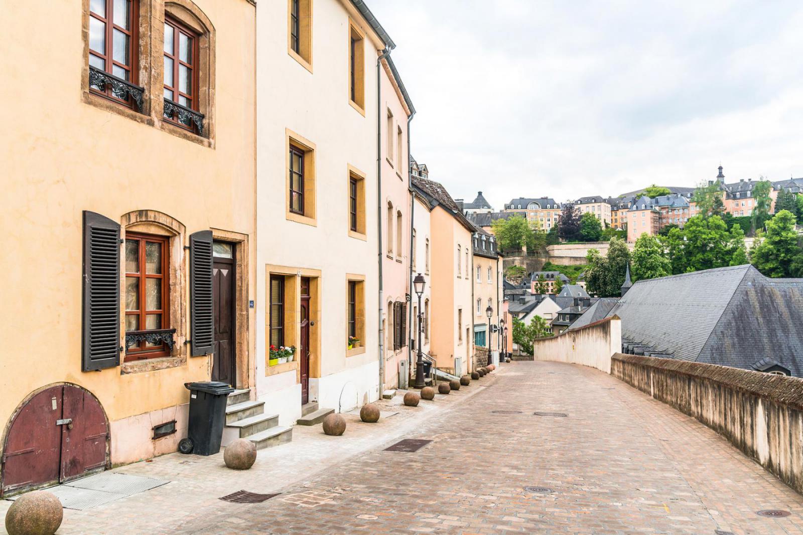 Een van de pittoreske straten van Luxemburg | iStock - Chunyip Wong