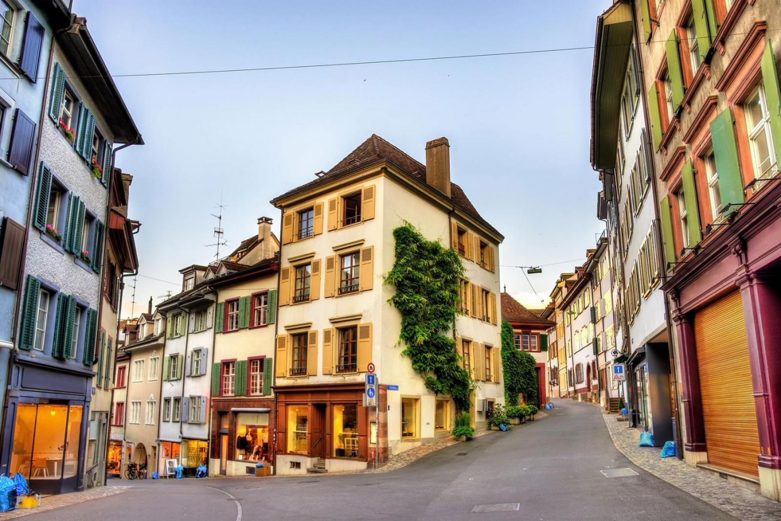 Winkel in de vrolijke straatjes van het Zwitserse Basel | iStock - Leonid Andronov