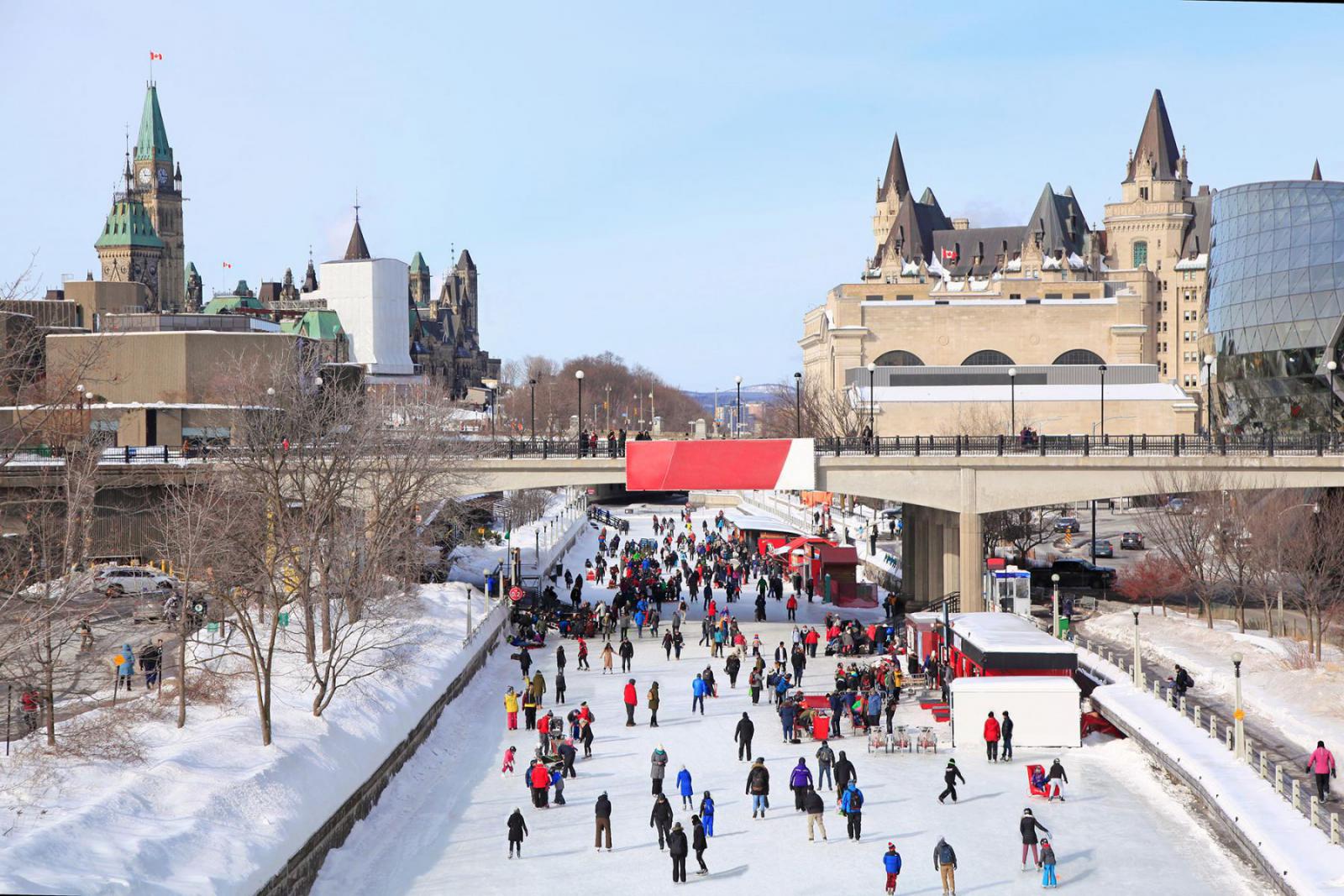 Het bevroren Rideau Canal tijdens Winterlude in Ottawa | iStock - Vladone