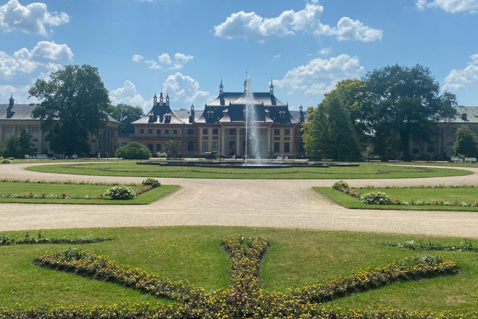 Het paleis van Pillnitz bestaat eigenlijk uit drie gebouwen met daar tussen grote tuinen | CityZapper