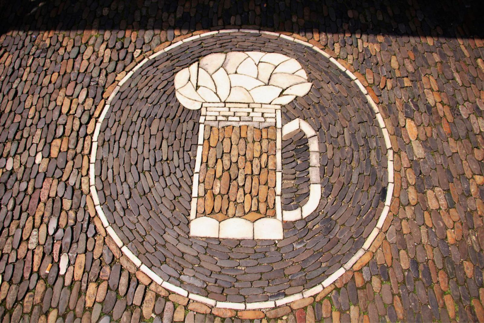 Overal in Freiburg vind je de mooiste mozaïeken in de straat | FWTM / Escher