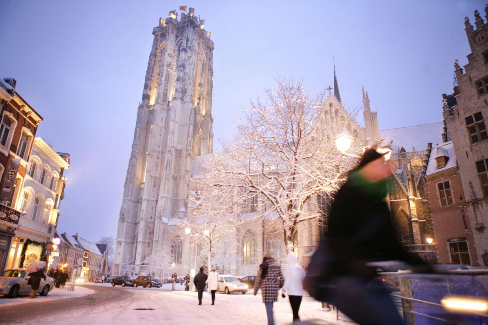 De iconische Sint-Romboutstoren ziet er in de winter nog magischer uit | Milo Profi