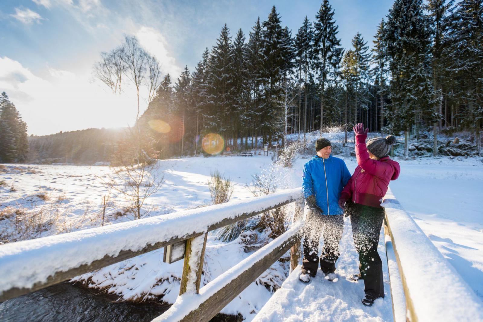 Haal het kind in je naar boven tijdens een wandeling in de sneeuw | Dominik Ketz / Rheinland-Pfalz Tourismus GmbH
