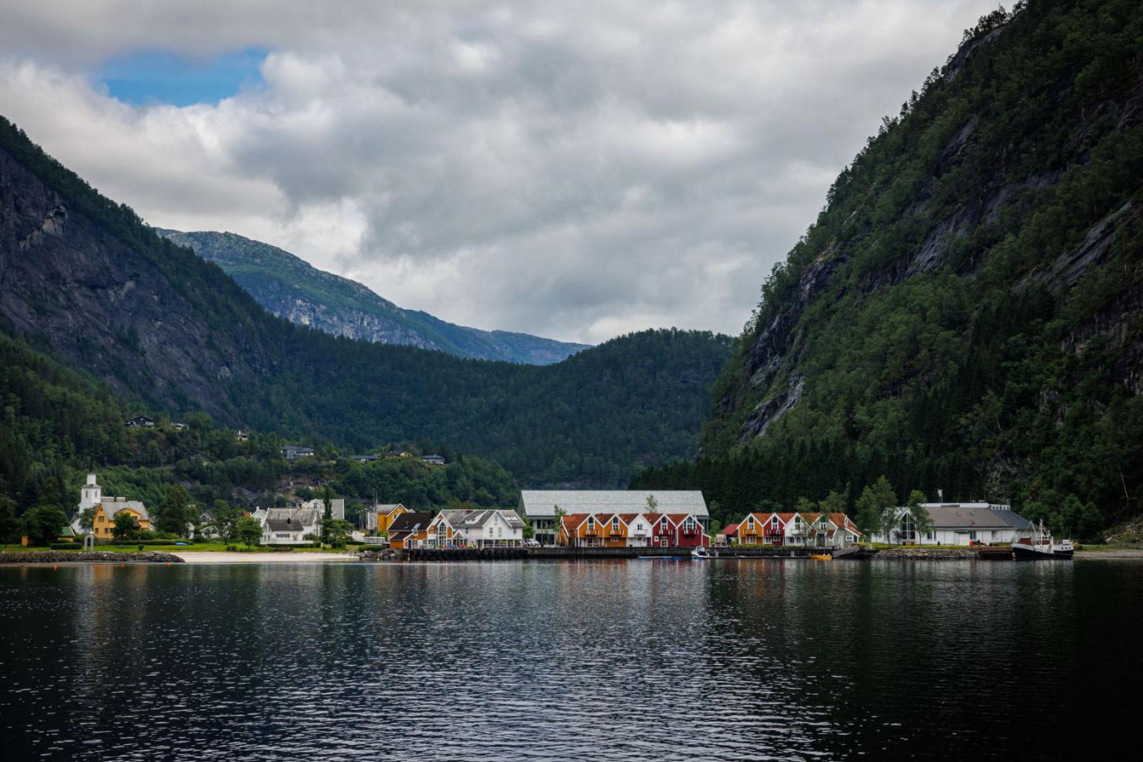 Bewonder de charmante kustdorpjes tijdens een fjordcruise | Visit Bergen / Mathias Falcone / visitBergen_com