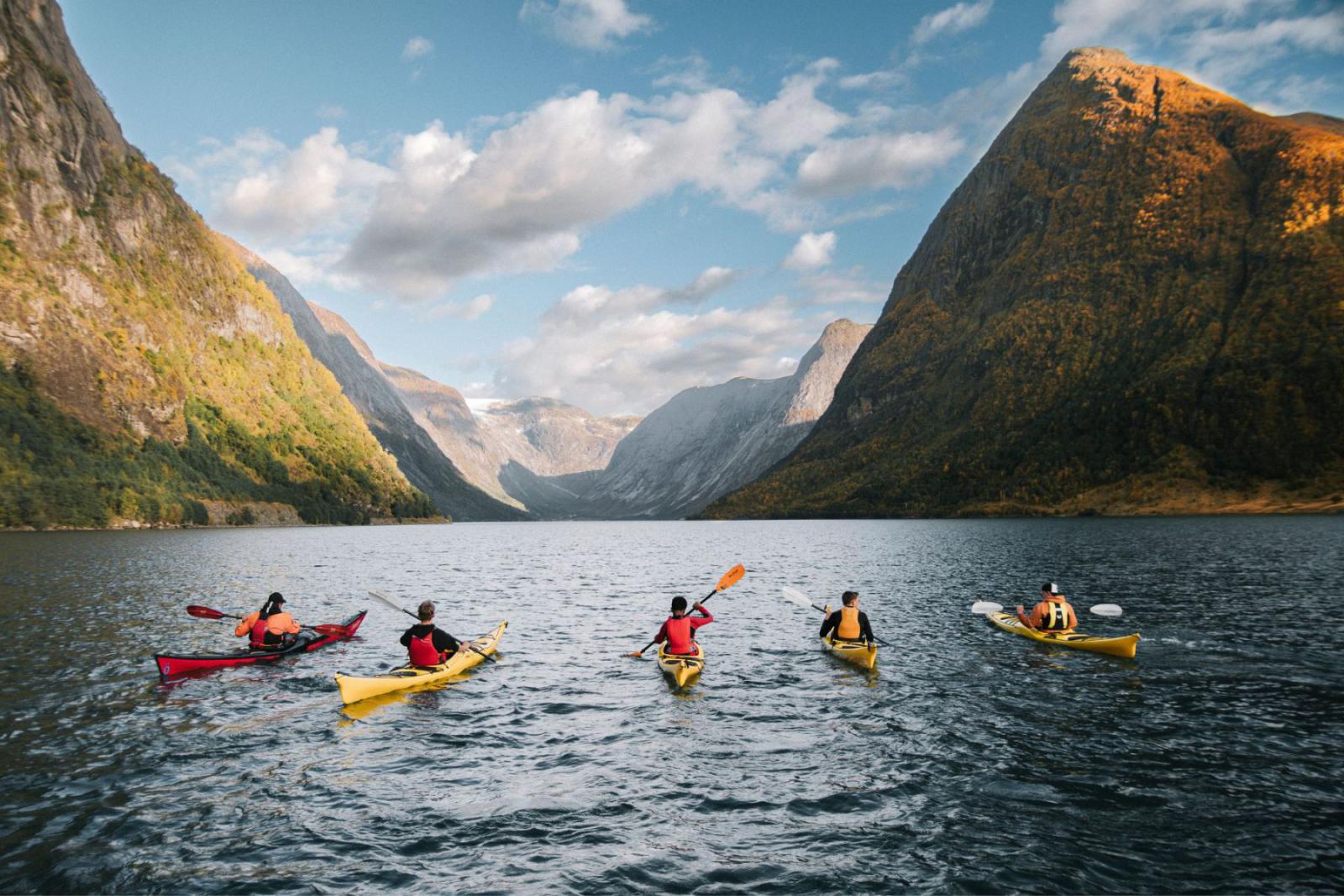 Geniet van het contrast tussen de herfstkleuren en het donkerblauwe water | Lillian Herland / VisitFjordKysten og Sunnfjord