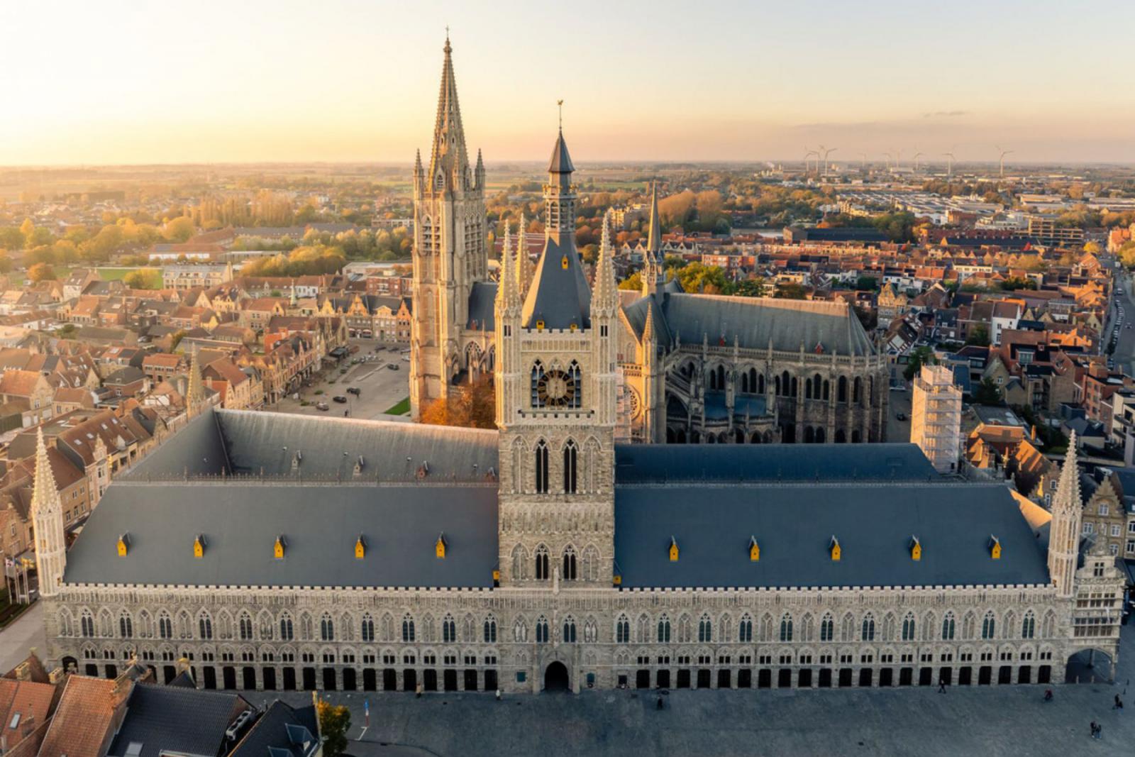 De Lakenhallen zijn een icoon in het centrum van Ieper | © Westtoer