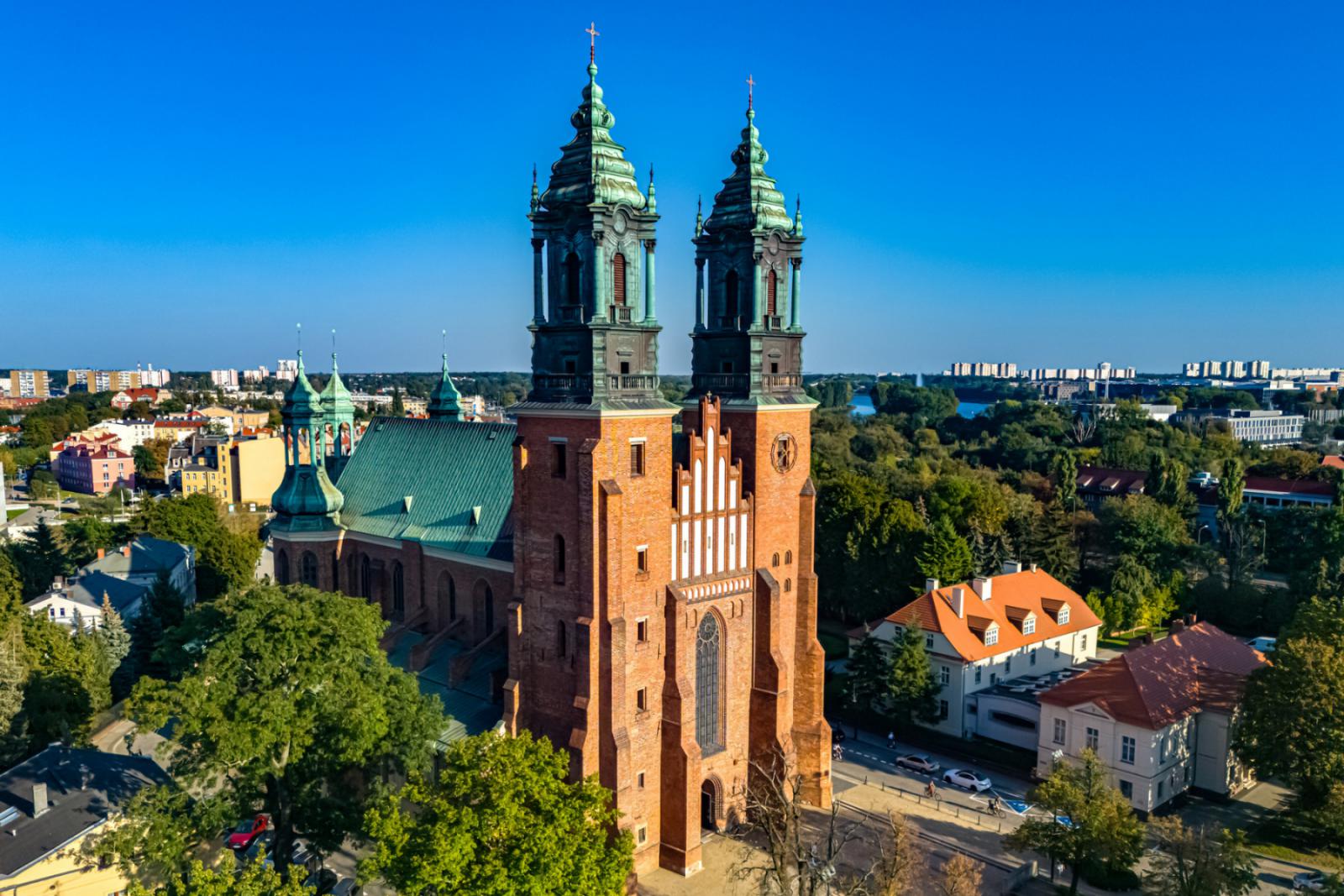 De Sint-Petrus-en-Paulusbasiliek de oudste kathedraal van Polen 