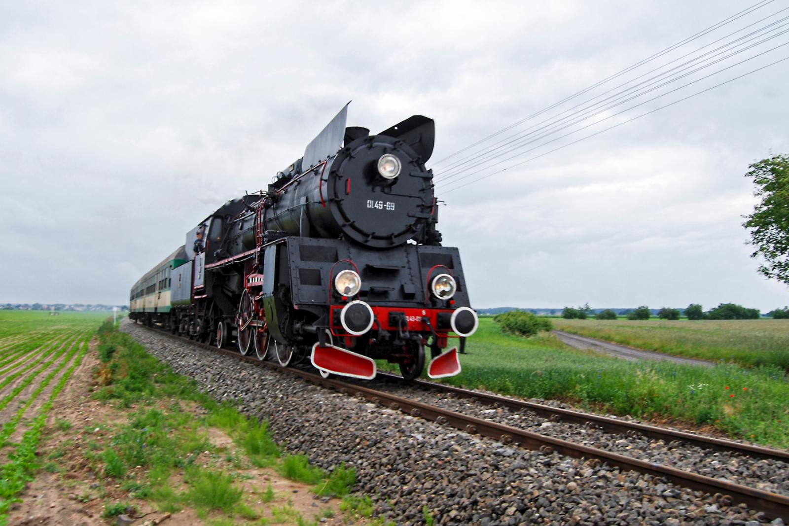 Ouderwetse stoomlocomotief  in Polen