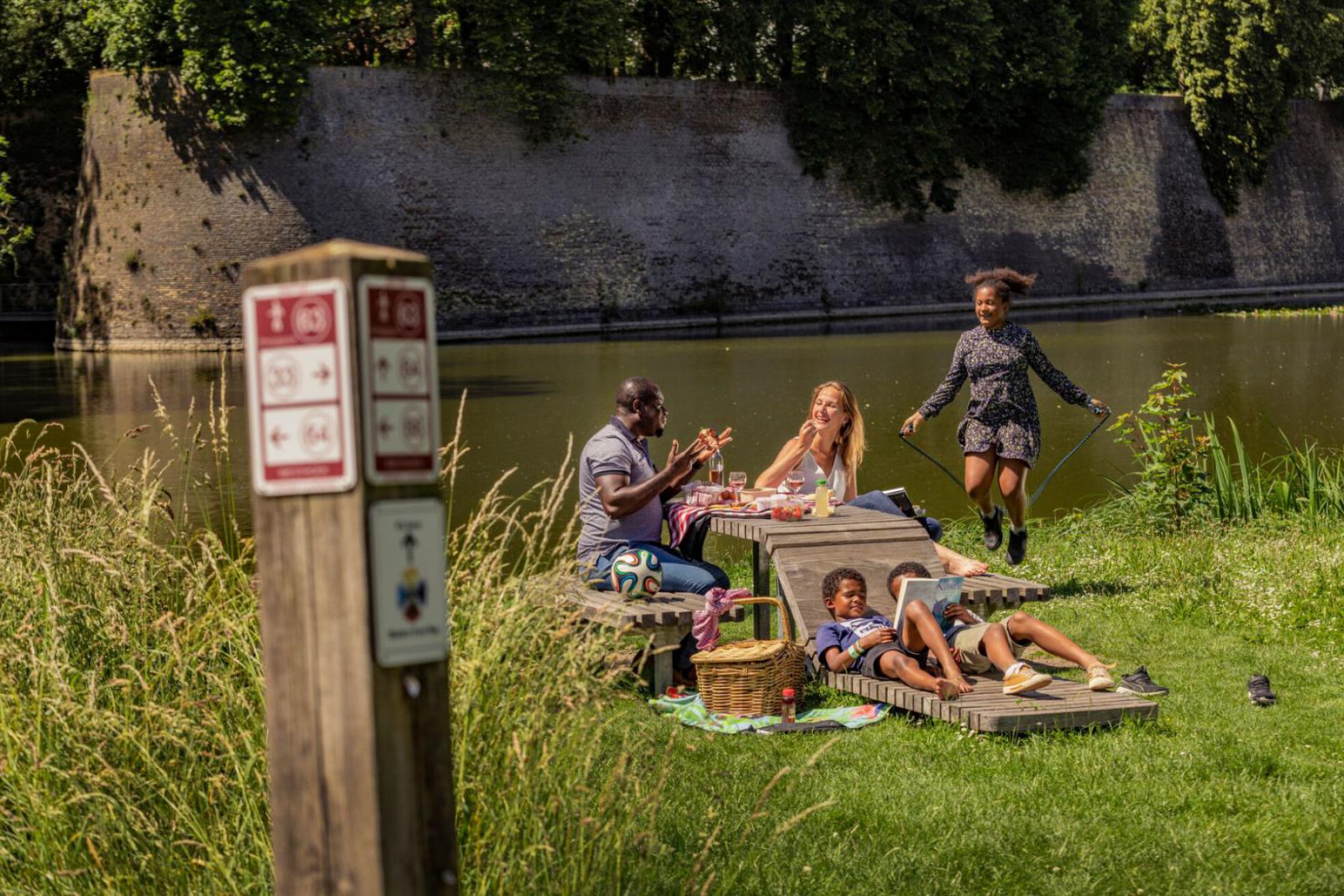 De vestingen zijn een prachtige plek voor een picknick | © Westtoer
